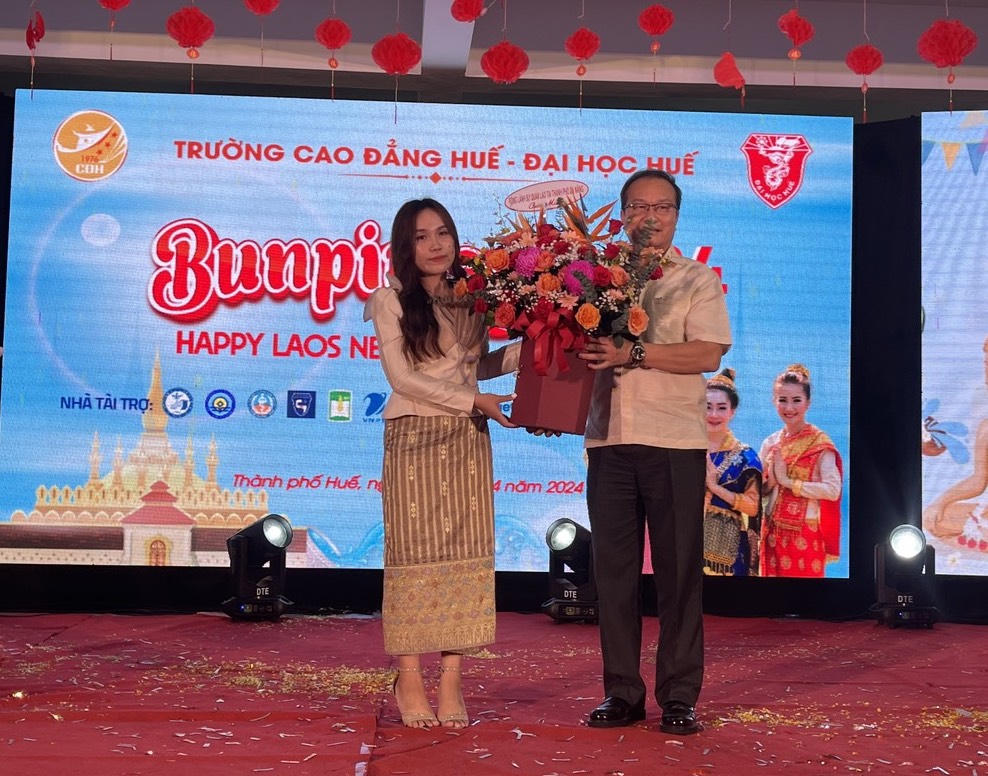 Gần 300 lưu học sinh Lào rộn ràng đón Tết cổ truyền Bunpimay trên đất Cố đô Huế