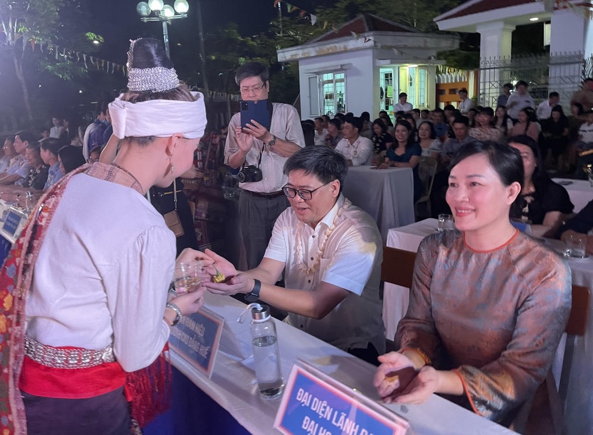 Gần 300 lưu học sinh Lào rộn ràng đón Tết cổ truyền Bunpimay trên đất Cố đô Huế