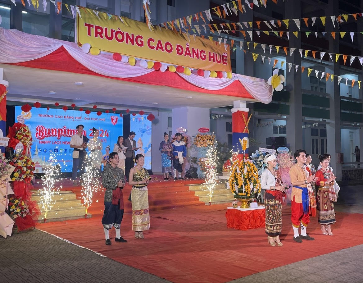 Gần 300 lưu học sinh Lào rộn ràng đón Tết cổ truyền Bunpimay trên đất Cố đô Huế