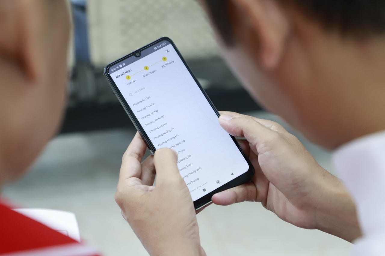 Thừa Thiên Huế: 48 hồ sơ được tiếp nhận trong ngày đầu triển khai thí điểm cấp Phiếu lý lịch tư pháp trên ứng dụng VNeID