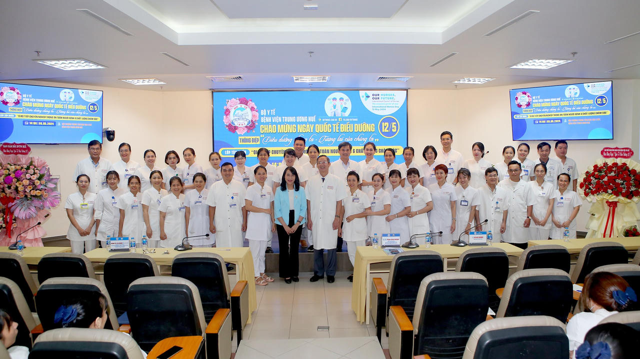 Điều dưỡng bệnh viện Trung ương Huế: Tận tâm, chuyên nghiệp, thân thiện