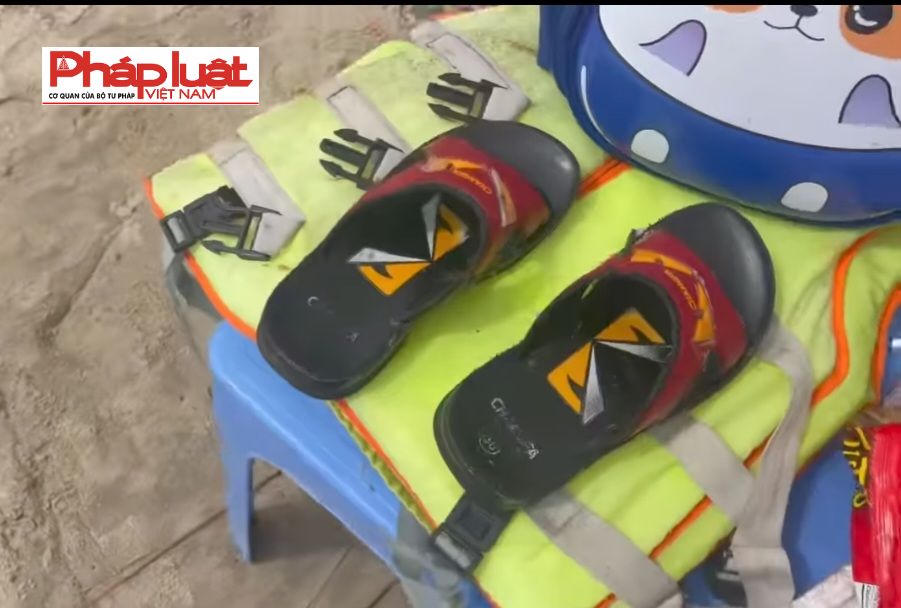 Bé trai mất tích sau khi gửi tại điểm trông trẻ: Phát hiện đôi dép cạnh bờ biển