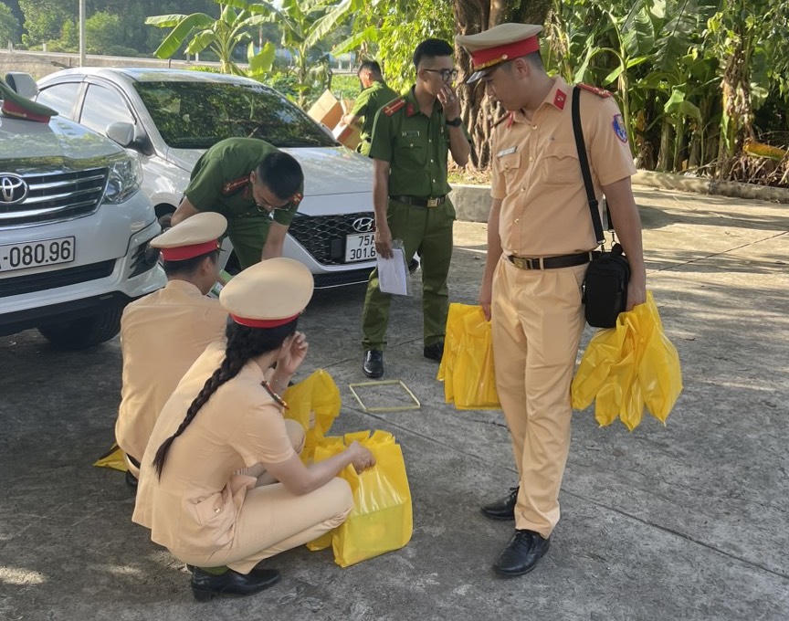 Cảnh sát giao thông thành phố Huế tặng quà cho học sinh, sinh viên ở chùa Đức Sơn