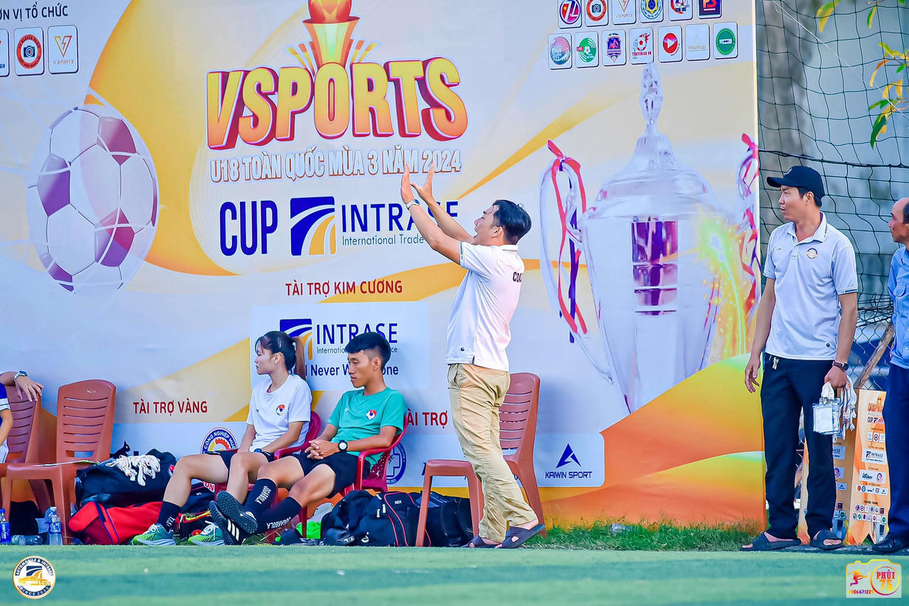 U18 Chiến Back Hậu Lộc (Thanh Hoá) vượt qua hơn 200 đội bóng để vô địch Giải U18 Vsport cup Intrase