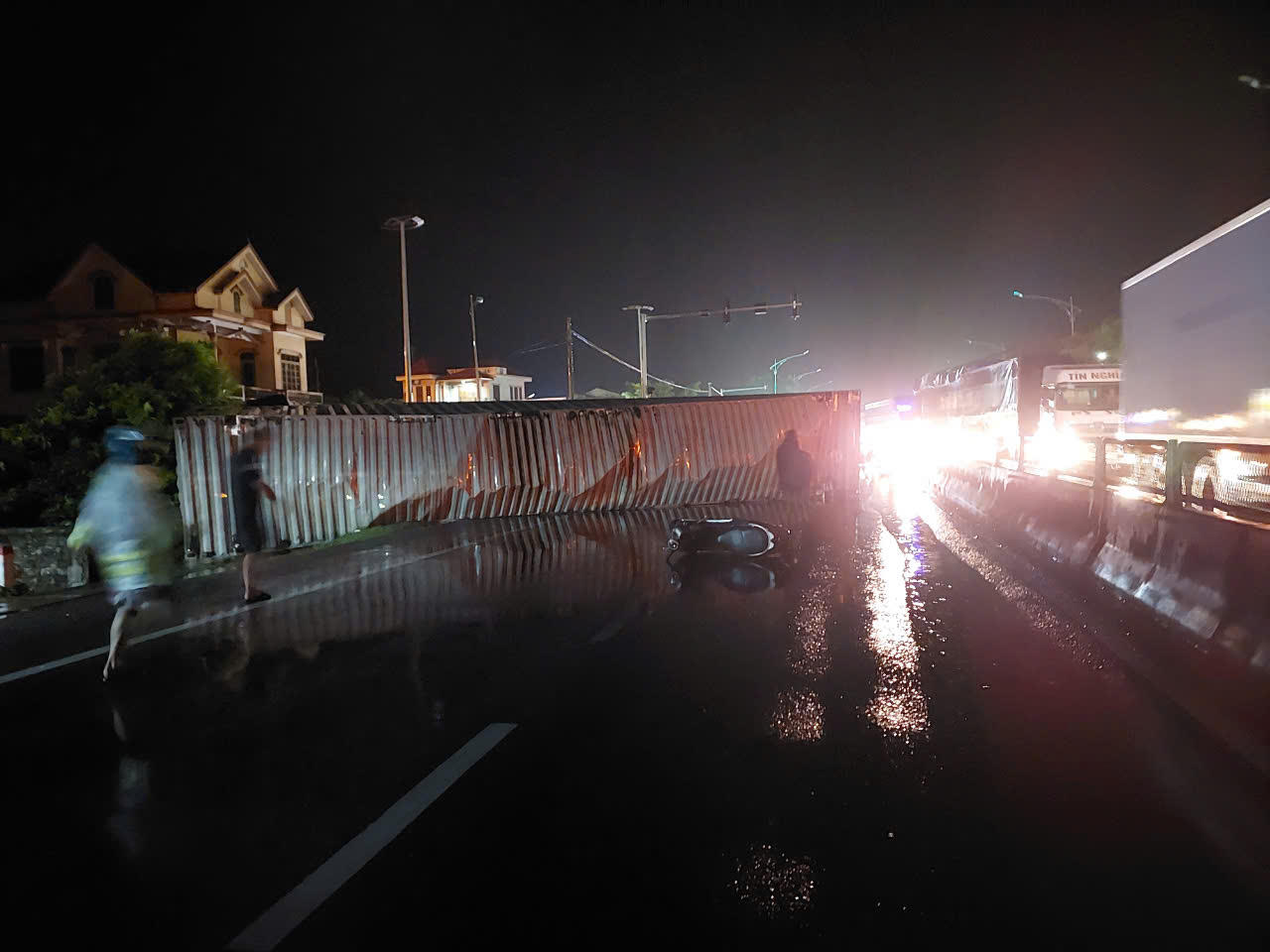 Tránh xe điện bất ngờ sang đường, xe container lật nghiêng, quốc lộ 1A ùn tắc 1 chiều