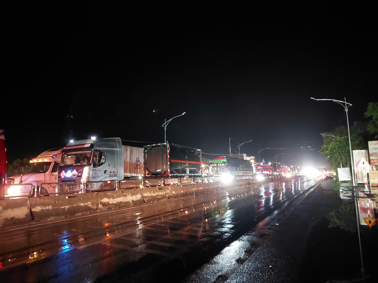 Tránh xe điện bất ngờ sang đường, xe container lật nghiêng, quốc lộ 1A ùn tắc 1 chiều