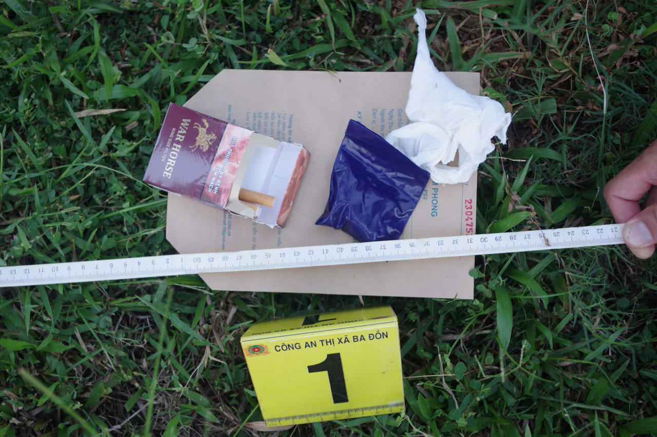 Mật phục bắt giữ 2 đối tượng mua bán, tàng trữ trái phép ma túy