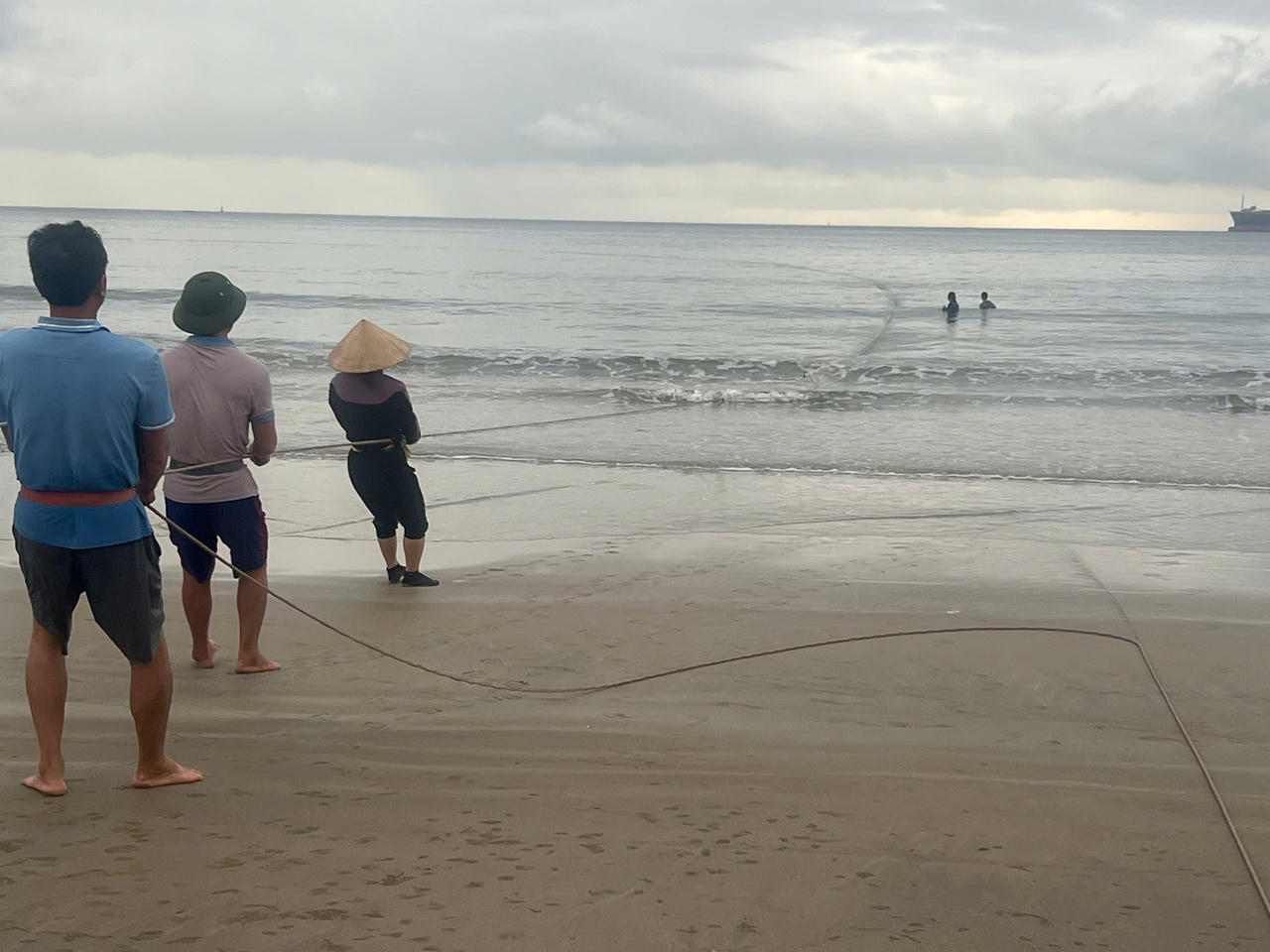 Ruốc, cá theo luồng, ngư dân Quảng Bình ‘bỏ túi’ tiền triệu mỗi sáng