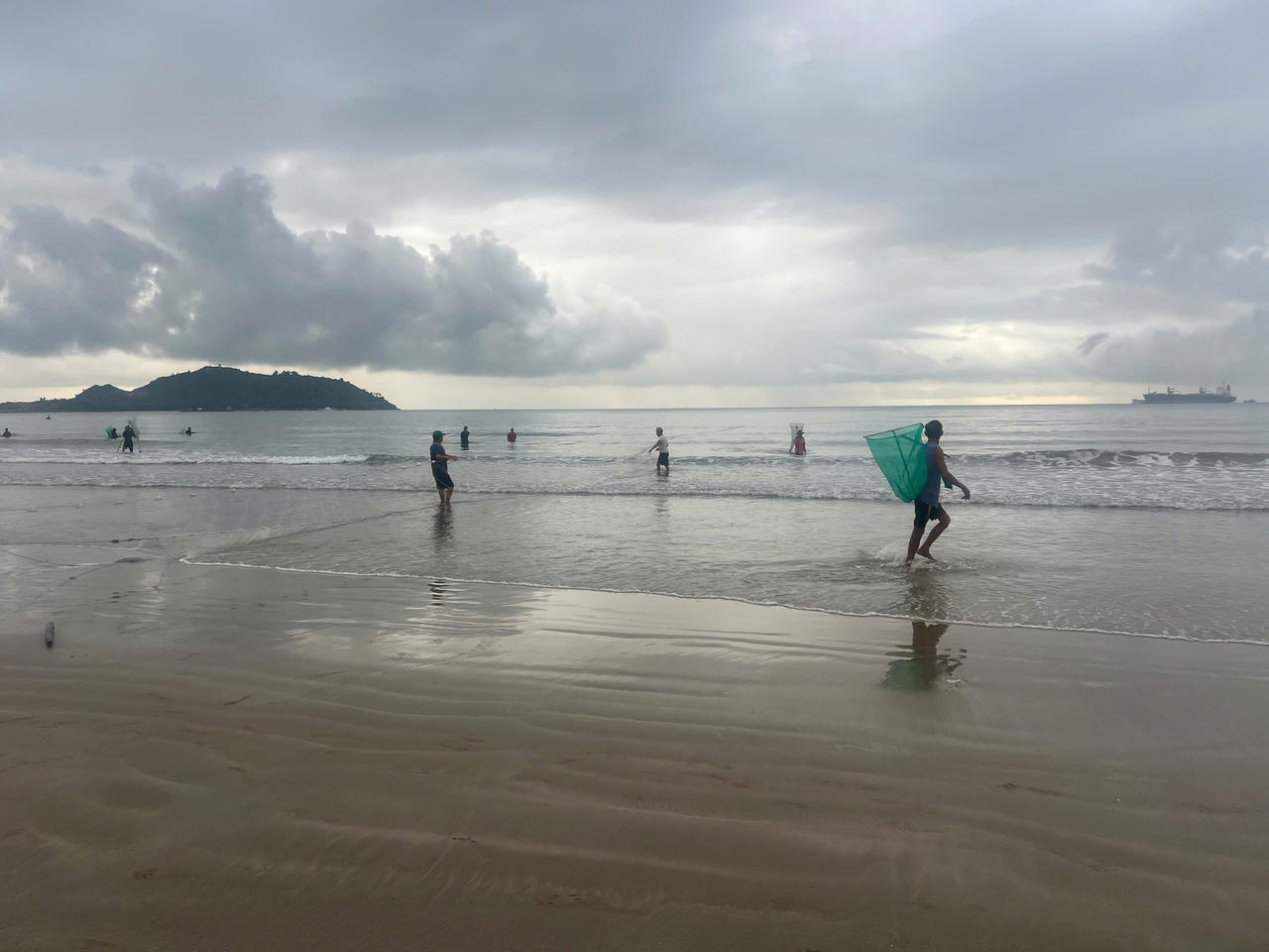 Ruốc, cá theo luồng, ngư dân Quảng Bình ‘bỏ túi’ tiền triệu mỗi sáng