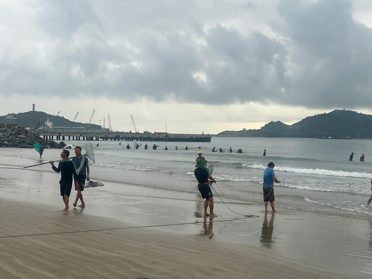 Ruốc, cá theo luồng, ngư dân Quảng Bình ‘bỏ túi’ tiền triệu mỗi sáng