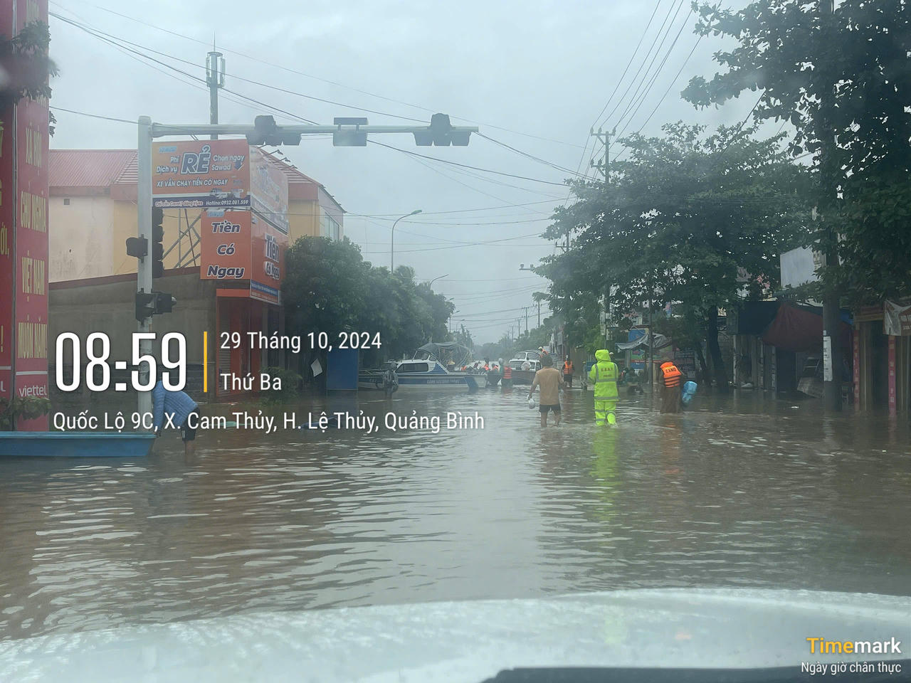 Hàng cứu trợ bắt đầu vào vùng ‘rốn lũ’ Quảng Bình