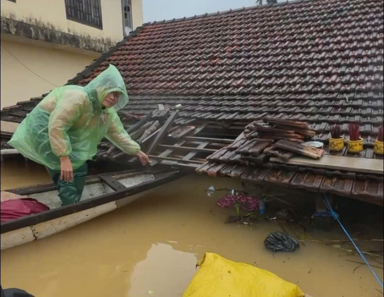 Người phụ nữ Quảng Bình mất trong tâm lũ, gia đình phải đặt quan tài lên gác mái