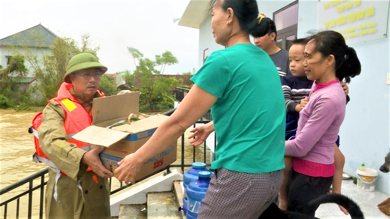 Những chuyến hàng cứu trợ đầu tiên đến vùng ‘ốc đảo’ của tỉnh Quảng Bình