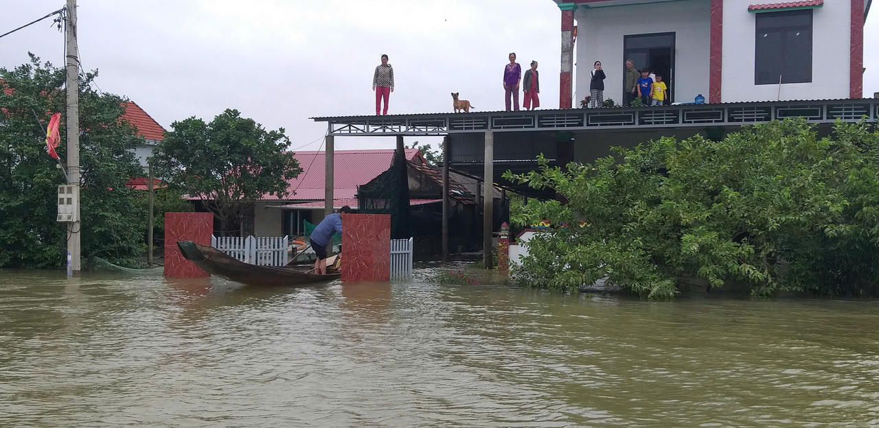 Những chuyến hàng cứu trợ đầu tiên đến vùng ‘ốc đảo’ của tỉnh Quảng Bình