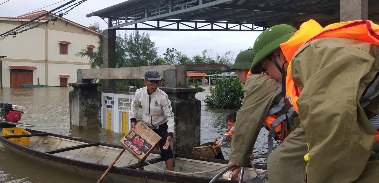 Những chuyến hàng cứu trợ đầu tiên đến vùng ‘ốc đảo’ của tỉnh Quảng Bình