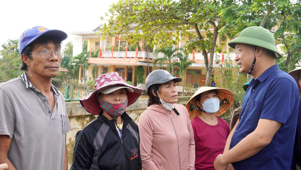 Tân Bí thư Tỉnh ủy Quảng Bình thăm hỏi, động viên người dân vùng 'rốn lũ'