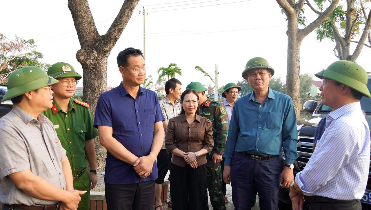 Tân Bí thư Tỉnh ủy Quảng Bình thăm hỏi, động viên người dân vùng 'rốn lũ'