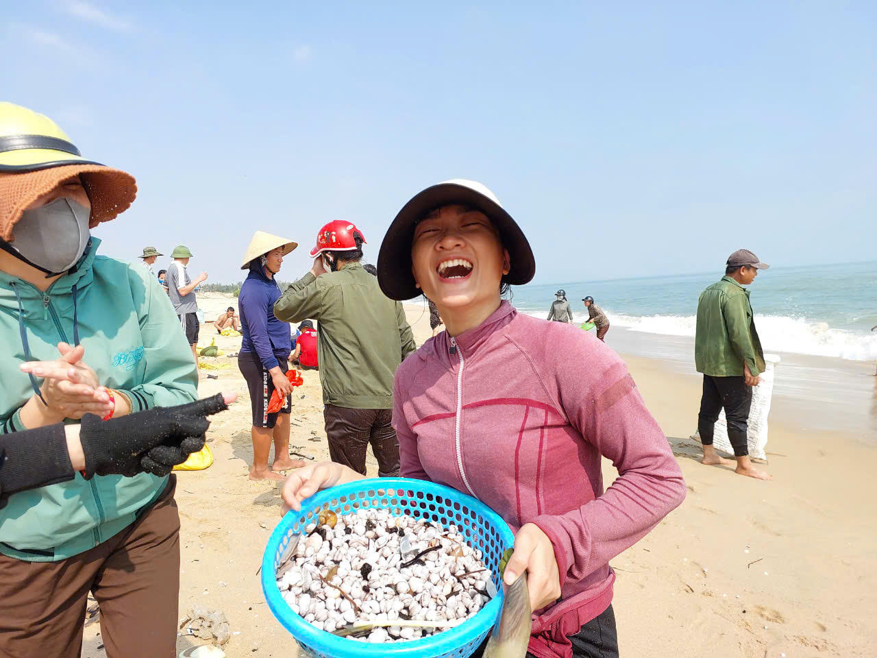 Đổ xô đi nhặt 'lộc biển' ở Quảng Bình 