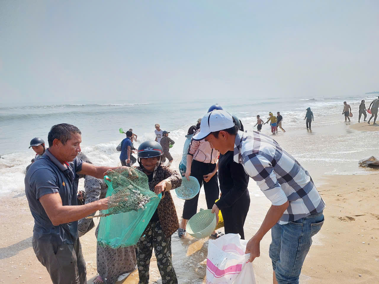 Đổ xô đi nhặt 'lộc biển' ở Quảng Bình 