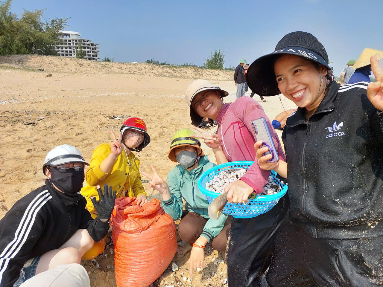 Đổ xô đi nhặt 'lộc biển' ở Quảng Bình 