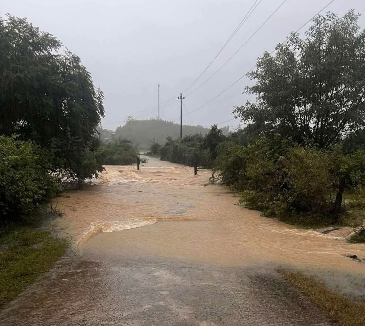 Nước ở thượng nguồn đổ về, giao thông nhiều nơi ở Quảng Bình bị chia cắt