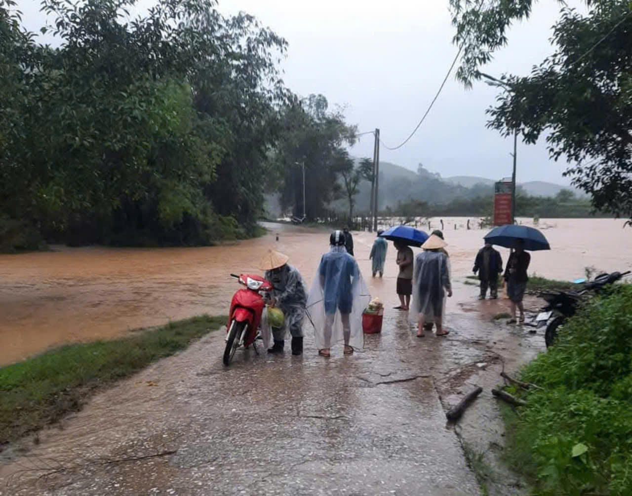 Nước ở thượng nguồn đổ về, giao thông nhiều nơi ở Quảng Bình bị chia cắt