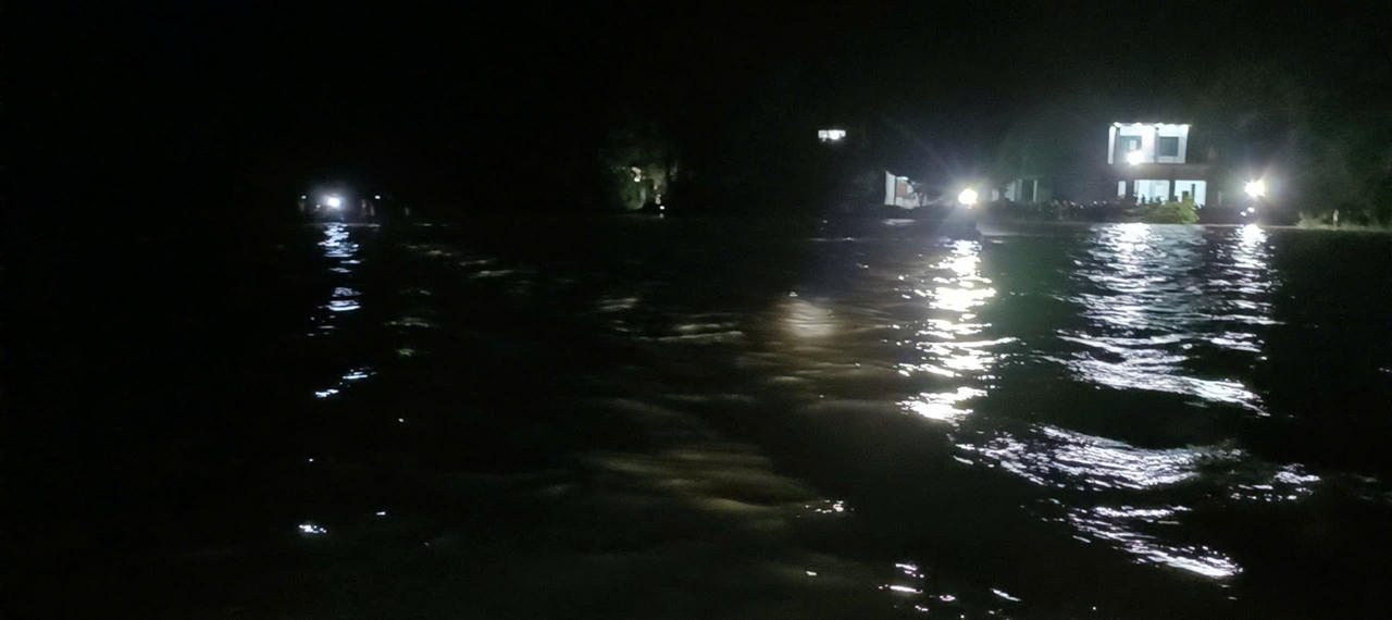 Lao ra dòng nước để cứu học sinh, người đàn ông bị nước cuốn mất tích