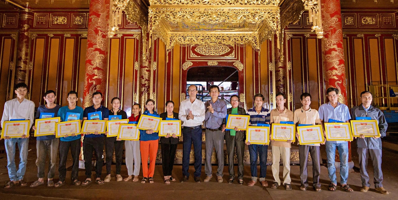 Khen thưởng hàng chục nghệ nhân, thợ lành nghề có nhiều đóng góp trong trùng tu điện Thái Hòa