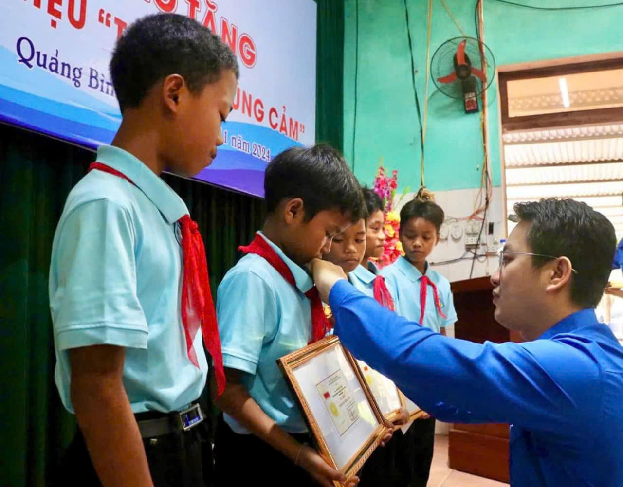 Trao Huy hiệu Tuổi trẻ dũng cảm cho 5 em học sinh dũng cảm cứu người