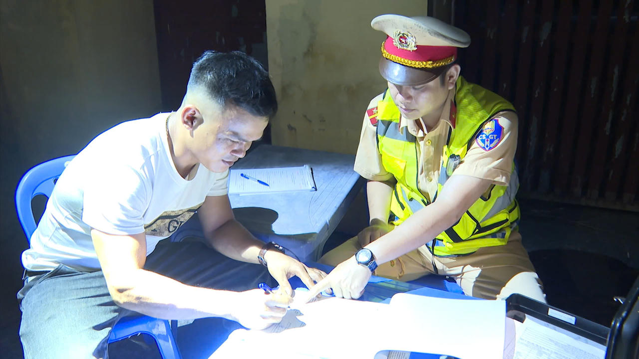 Tạm giữ xe đầu kéo chở hàng siêu trường, siêu trọng với nhiều lỗi vi phạm