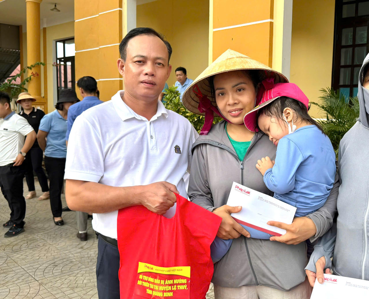 Chung tay hỗ trợ người dân vùng ‘rốn lũ’ Quảng Bình