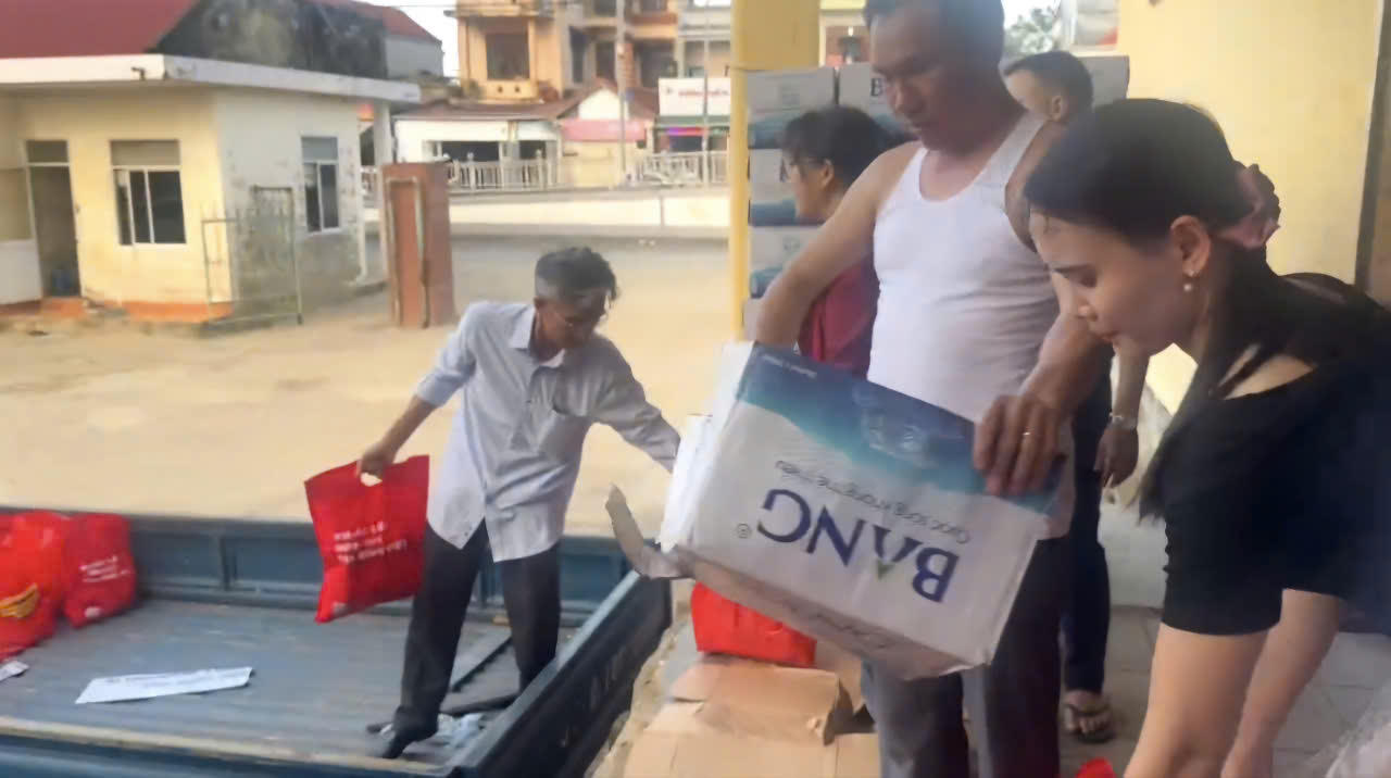 Chung tay hỗ trợ người dân vùng ‘rốn lũ’ Quảng Bình