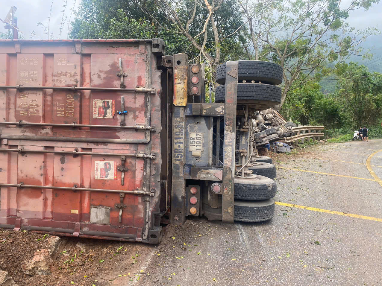 Lật xe container trên Quốc lộ, 2 người bị thương