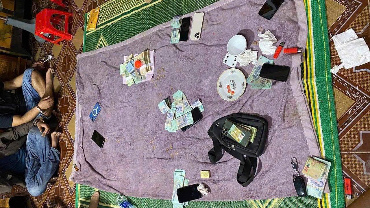 Bắt quả tang 12 đối tượng 'sát phạt' nhau bằng hình thức ‘xóc đĩa’