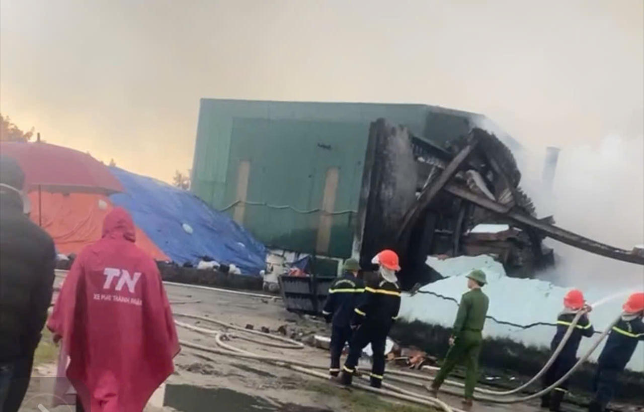 Cháy lúc rạng sáng ở nhà máy chế biến thủy sản, nhiều tài sản bị thiêu rụi