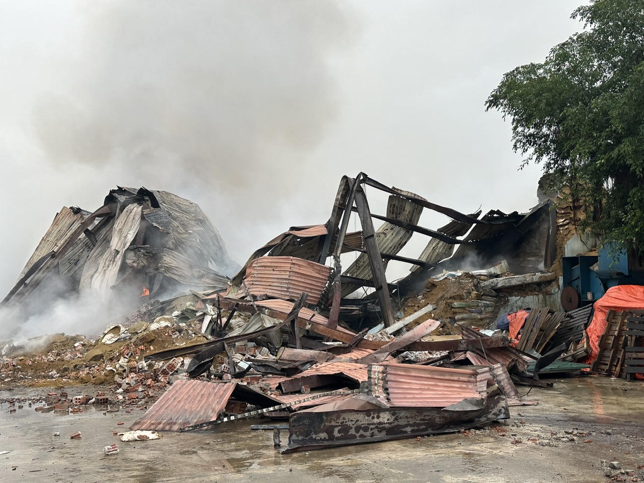 Cháy lúc rạng sáng ở nhà máy chế biến thủy sản, nhiều tài sản bị thiêu rụi