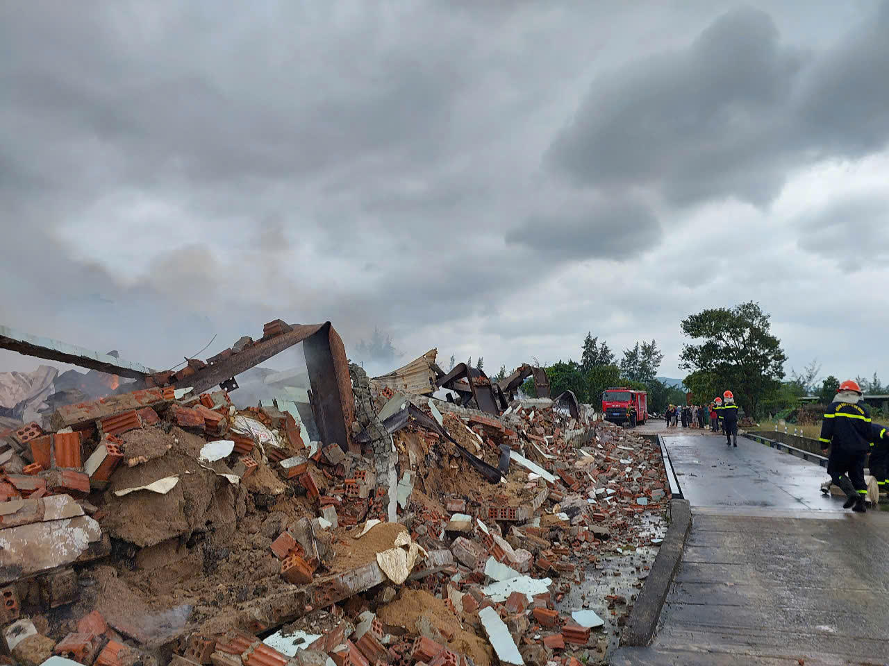 Cháy lúc rạng sáng ở nhà máy chế biến thủy sản, nhiều tài sản bị thiêu rụi