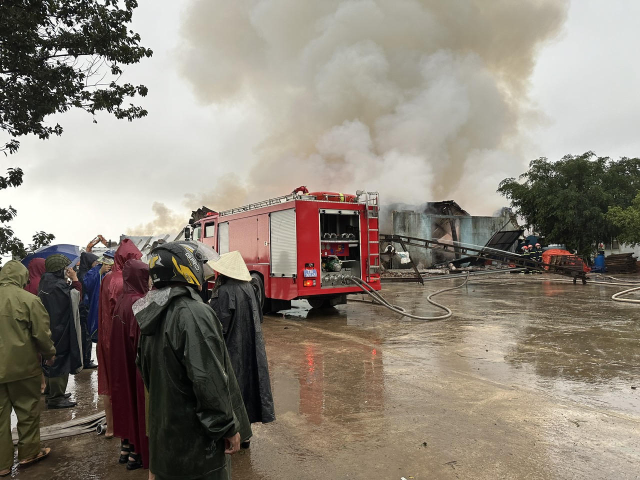 Cháy lúc rạng sáng ở nhà máy chế biến thủy sản, nhiều tài sản bị thiêu rụi