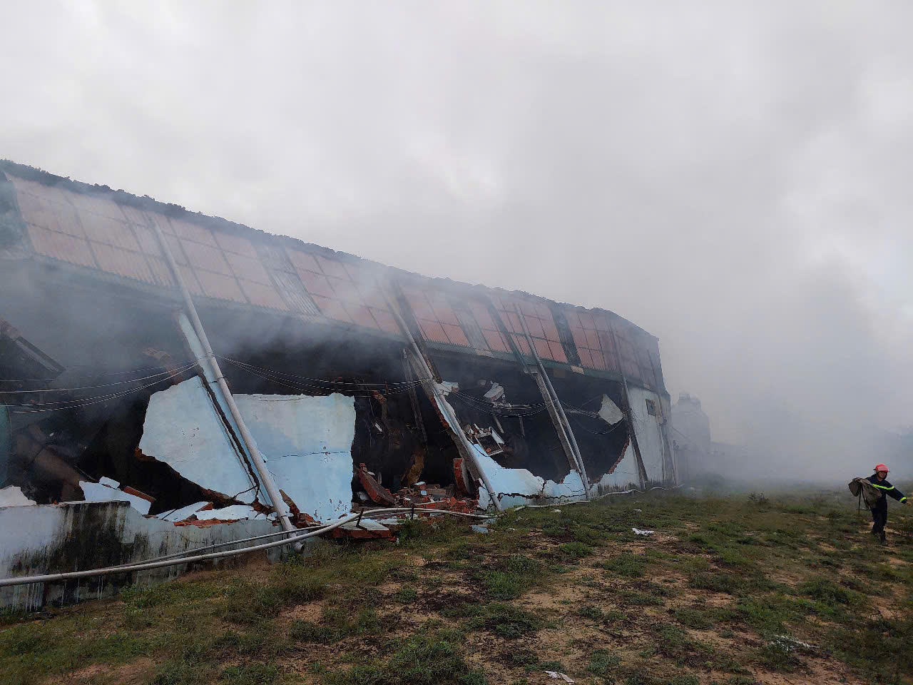 Cháy lúc rạng sáng ở nhà máy chế biến thủy sản, nhiều tài sản bị thiêu rụi