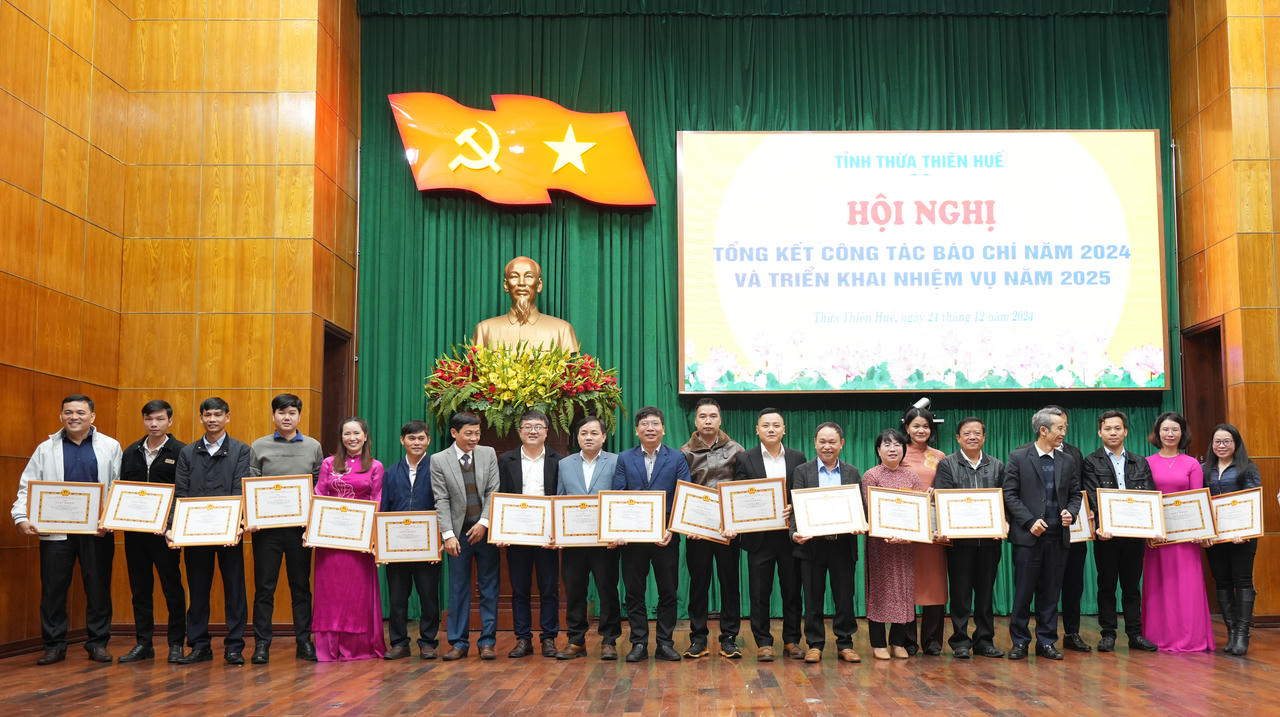 Phóng viên báo Pháp luật Việt Nam đoạt giải “Búa liềm vàng” tỉnh Thừa Thiên Huế, nhận giấy khen của Ban tuyên giáo Tỉnh uỷ