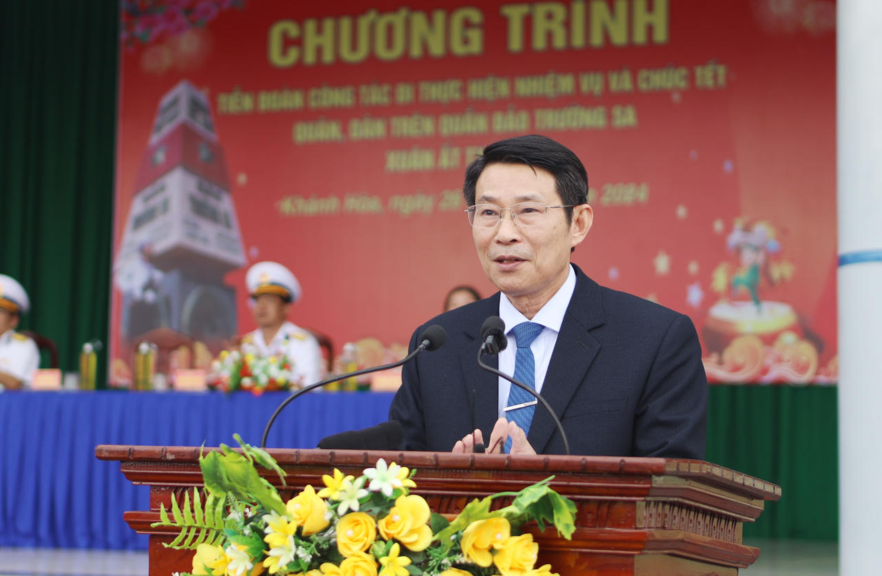 Vượt sóng to, mưa gió lớn chở Tết yêu thương đến với quân và dân Trường Sa