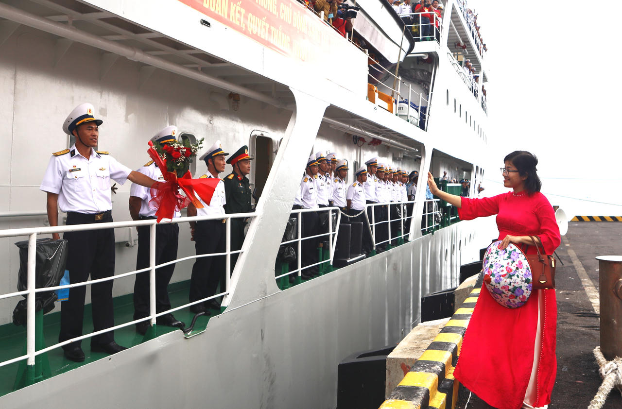 Vượt sóng to, mưa gió lớn chở Tết yêu thương đến với quân và dân Trường Sa