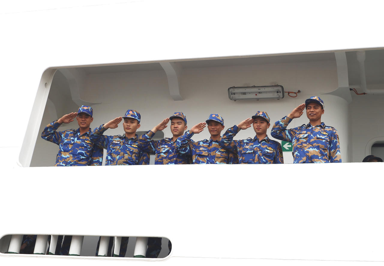 Vượt sóng to, mưa gió lớn chở Tết yêu thương đến với quân và dân Trường Sa