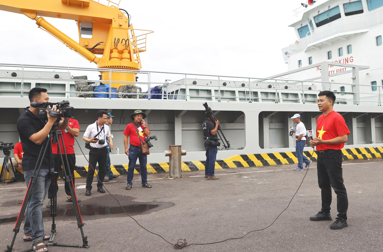 Vượt sóng to, mưa gió lớn chở Tết yêu thương đến với quân và dân Trường Sa