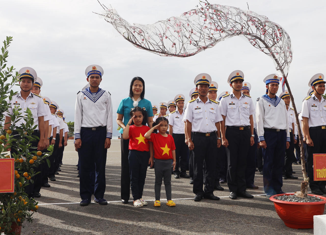 Vượt sóng to, mưa gió lớn chở Tết yêu thương đến với quân và dân Trường Sa