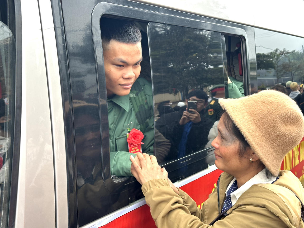 Thanh niên ưu tú toàn quốc phấn khởi lên đường nhập ngũ