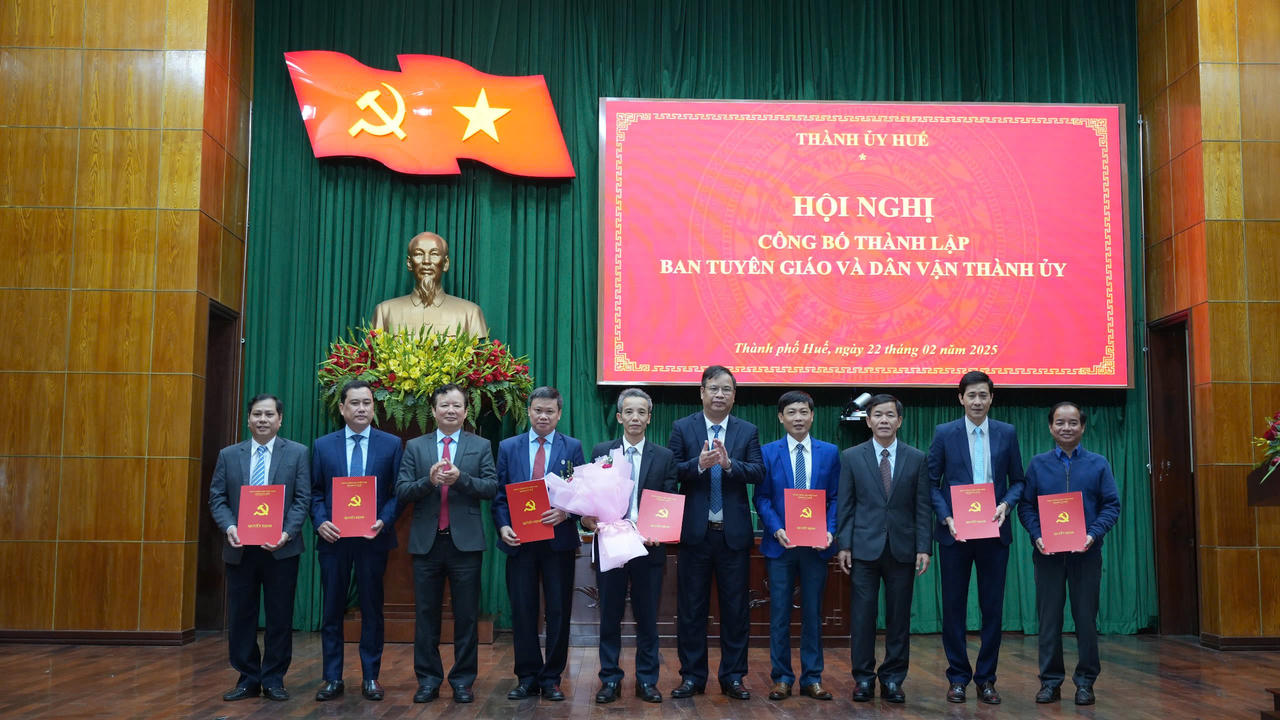 Đảng bộ TP Huế công bố các Quyết định tổ chức bộ máy và công tác nhân sự