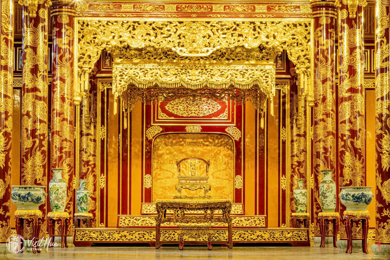 Yêu cầu báo cáo về vụ ngai vua triều Nguyễn bị xâm hại