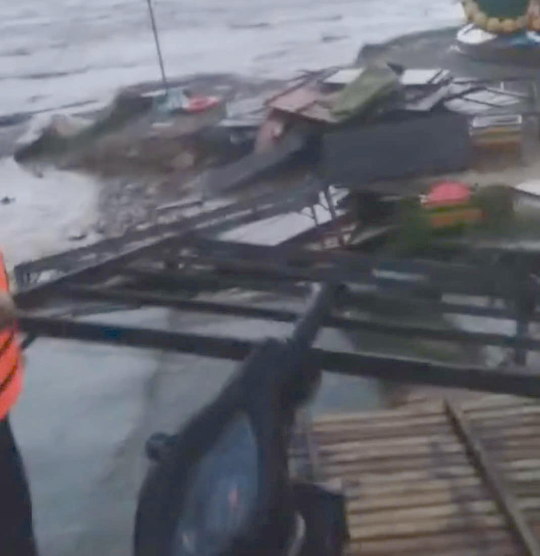 Mưa lũ bất ngờ cuốn trôi hàng loạt lán trại du lịch tại thượng nguồn sông Ô Lâu