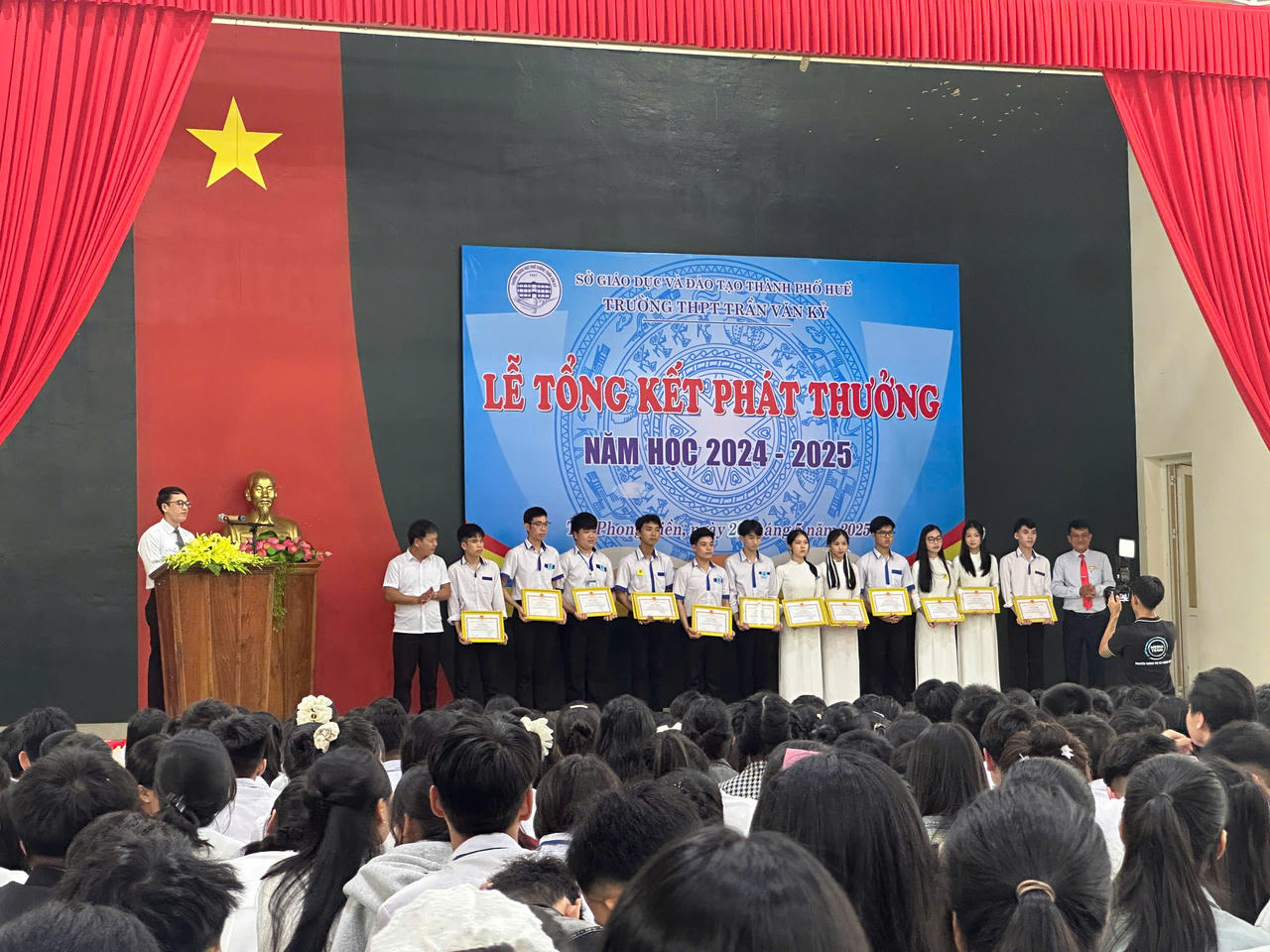 Giáo viên xếp ghế làm cầu, dắt học trò vào lễ tổng kết giữa sân trường ngập nước